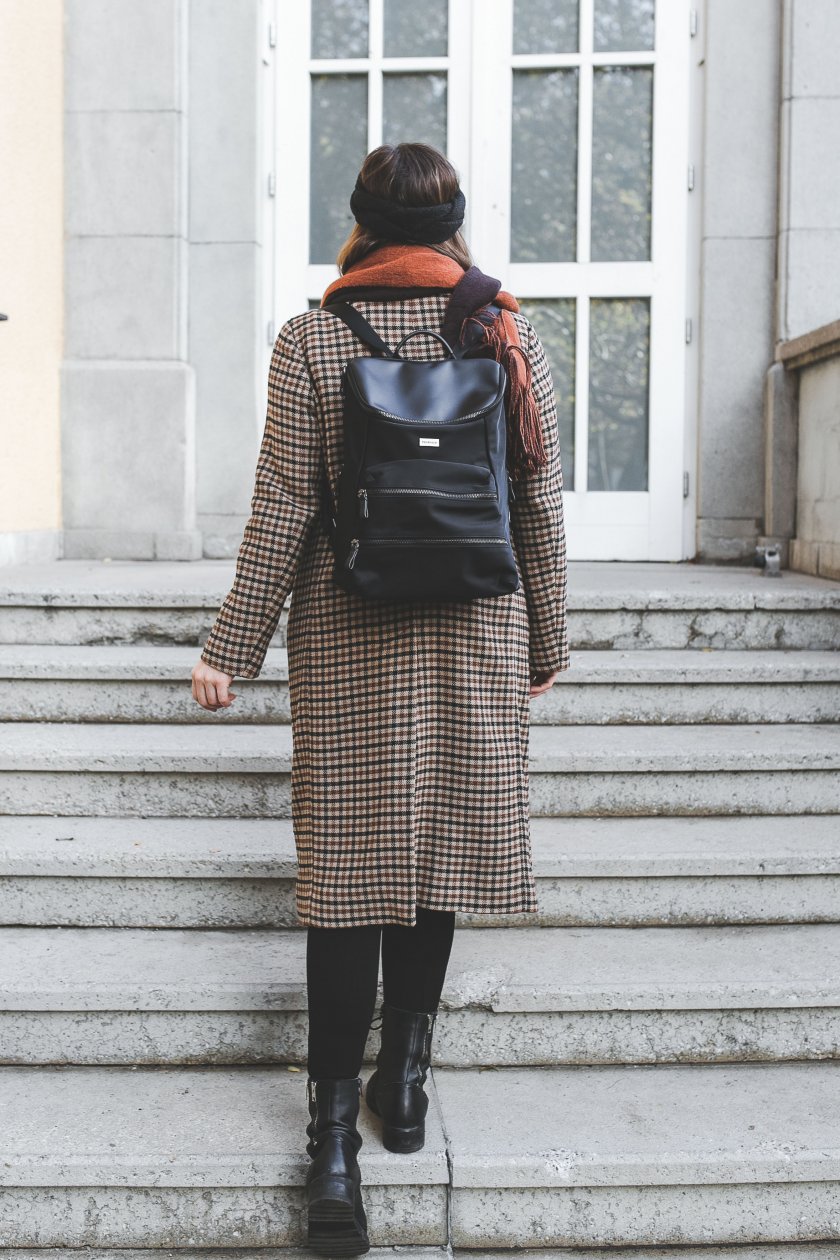 Alltagsoutfit mit Thorvald Backpack, Casual Chic, enthält Werbung, Mantel klassisch, Stirnband, Turtleneck, Rollkragenpullover, Zign Stiefelletten,Thorvald Rucksack, schwarze Hose, Karo Mantel, karierter Mantel, Modetrends Herbst Winter 2018/19, Modetrends 2018, Modetrends 18/19, Mode und Styling Tipps, Modeblogger, Modeblog, Fashion Blog, Outfit Blog, Streetstyle Blog, www.kleidermaedchen.de, #thorvald #outfit #alltagsoutfit #Mantel #Stirnband #turtleneck #karomuster #outfit #streetstyle