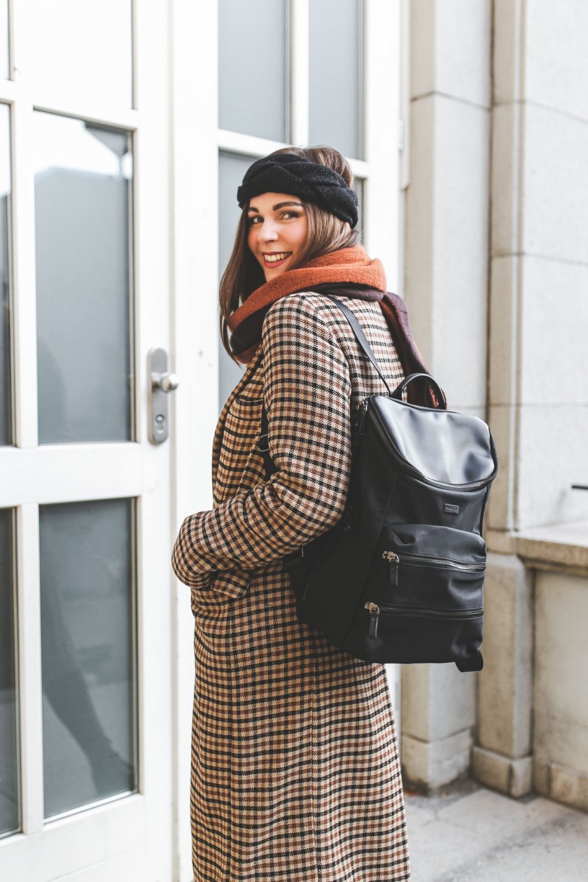 Alltagsoutfit mit Thorvald Backpack, Casual Chic, enthält Werbung, Mantel klassisch, Stirnband, Turtleneck, Rollkragenpullover, Zign Stiefelletten,Thorvald Rucksack, schwarze Hose, Karo Mantel, karierter Mantel, Modetrends Herbst Winter 2018/19, Modetrends 2018, Modetrends 18/19, Mode und Styling Tipps, Modeblogger, Modeblog, Fashion Blog, Outfit Blog, Streetstyle Blog, www.kleidermaedchen.de, #thorvald #outfit #alltagsoutfit #Mantel #Stirnband #turtleneck #karomuster #outfit #streetstyle