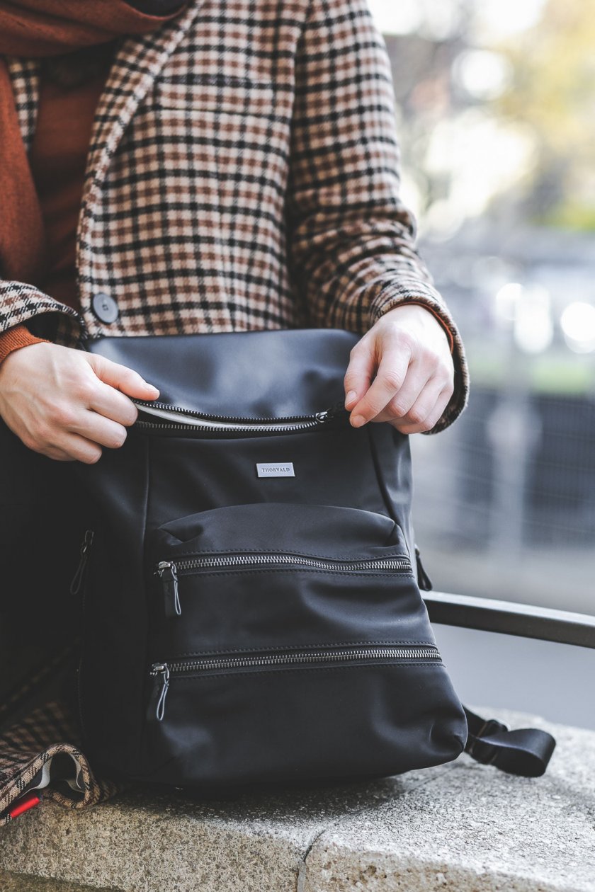 Alltagsoutfit mit Thorvald Backpack, Casual Chic, enthält Werbung, Mantel klassisch, Stirnband, Turtleneck, Rollkragenpullover, Zign Stiefelletten,Thorvald Rucksack, schwarze Hose, Karo Mantel, karierter Mantel, Modetrends Herbst Winter 2018/19, Modetrends 2018, Modetrends 18/19, Mode und Styling Tipps, Modeblogger, Modeblog, Fashion Blog, Outfit Blog, Streetstyle Blog, www.kleidermaedchen.de, #thorvald #outfit #alltagsoutfit #Mantel #Stirnband #turtleneck #karomuster #outfit #streetstyle