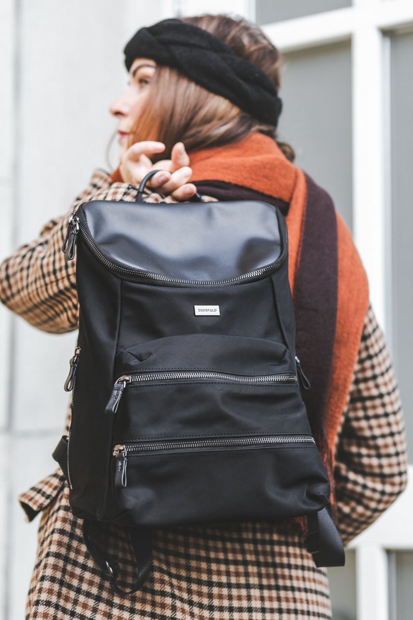 Alltagsoutfit mit Thorvald Backpack, Casual Chic, enthält Werbung, Mantel klassisch, Stirnband, Turtleneck, Rollkragenpullover, Zign Stiefelletten,Thorvald Rucksack, schwarze Hose, Karo Mantel, karierter Mantel, Modetrends Herbst Winter 2018/19, Modetrends 2018, Modetrends 18/19, Mode und Styling Tipps, Modeblogger, Modeblog, Fashion Blog, Outfit Blog, Streetstyle Blog, www.kleidermaedchen.de, #thorvald #outfit #alltagsoutfit #Mantel #Stirnband #turtleneck #karomuster #outfit #streetstyle