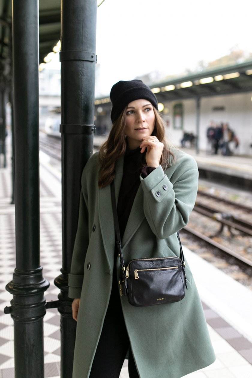 Alltagsoutfit im casual Street Style, sportlich chic, enthält unbeauftrage Werbung, grüner Mantel, Cos Mütze, Turtleneck, Rollkragenpullover, Adidas Gizeh sneakers, Fossil Piper Bag, Topshop Jamie jeans, Modetrends Herbst Winter 2018/19, Modetrends 2018, Modetrends 18/19, Mode und Styling Tipps, Modeblogger, Modeblog, Fashion Blog, Outfit Blog, Streetstyle Blog, www.kleidermaedchen.de, #highwaistejeans #outfit #alltagsoutfit #adidasgizeh #cosmuetze #turtleneck #mantel #coat #outfit #streetstyle #happysocks