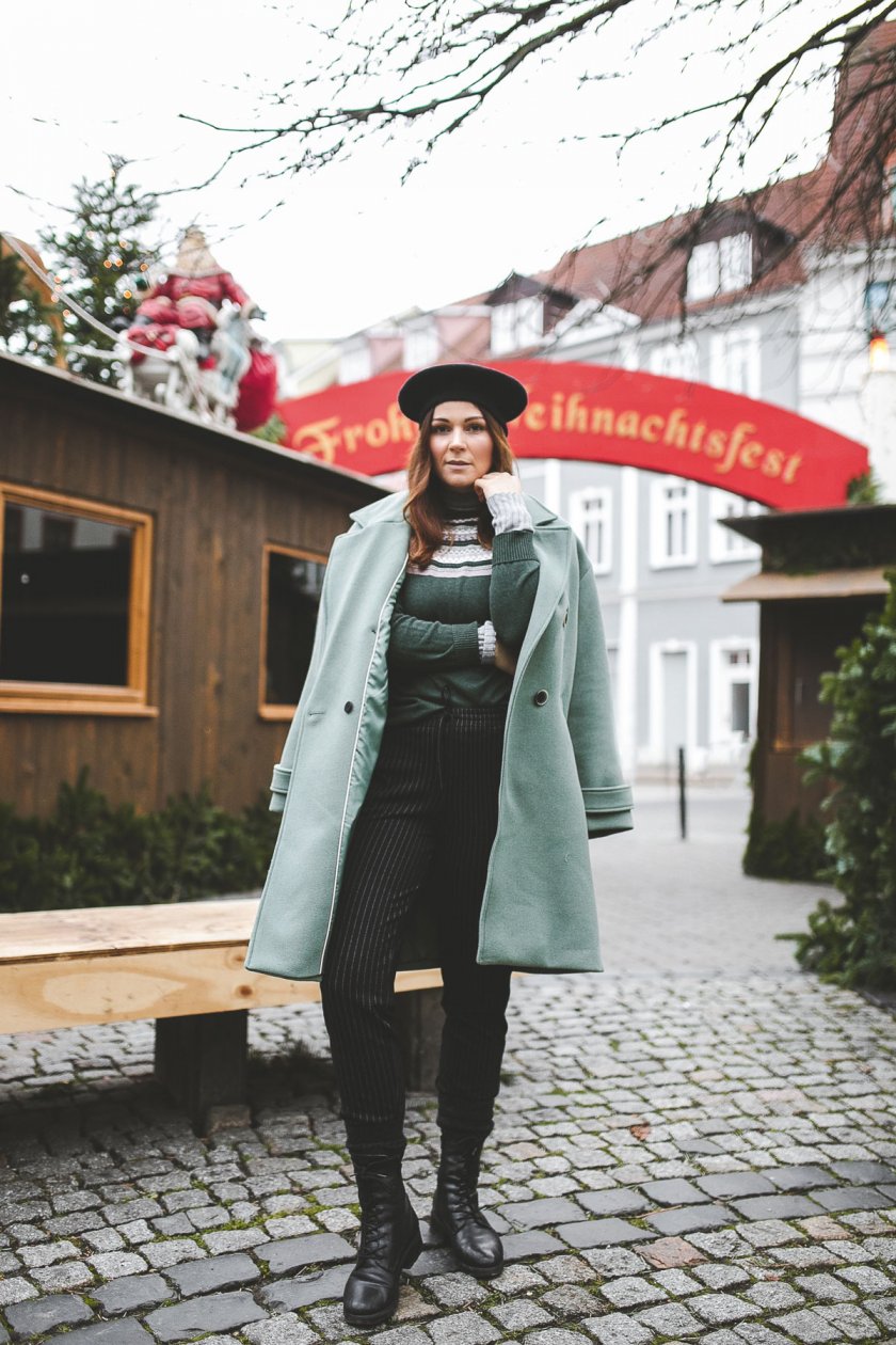 Alltagsoutfit im casual Street Style, Alltagsoutfit im eleganten Street Style, casual chic, enthält Werbung, Wintermantel, Barett Mütze, Turtleneck, Rollkragenpullover, Zign Boots, gestreifte Jogging-Hose, Modetrends Herbst Winter 2018/19, Modetrends 2018, Modetrends 18/19, Mode und Styling Tipps, Modeblogger, Modeblog, Fashion Blog, Outfit Blog, Streetstyle Blog, www.kleidermaedchen.de, #baur #willkommendaheim #alltagsoutfit #winteroutfit #barettmuetze #turtleneck #strickpullover #coat #outfit #streetstyle #herbstwinter1819 #aniston #vivance #cheer