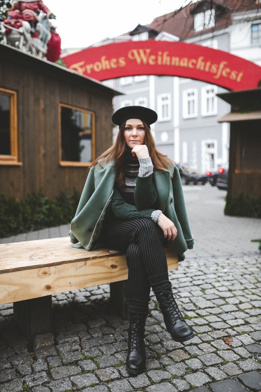 Alltagsoutfit im casual Street Style, Alltagsoutfit im eleganten Street Style, casual chic, enthält Werbung, Wintermantel, Barett Mütze, Turtleneck, Rollkragenpullover, Zign Boots, gestreifte Jogging-Hose, Modetrends Herbst Winter 2018/19, Modetrends 2018, Modetrends 18/19, Mode und Styling Tipps, Modeblogger, Modeblog, Fashion Blog, Outfit Blog, Streetstyle Blog, www.kleidermaedchen.de, #baur #willkommendaheim #alltagsoutfit #winteroutfit #barettmuetze #turtleneck #strickpullover #coat #outfit #streetstyle #herbstwinter1819 #aniston #vivance #cheer