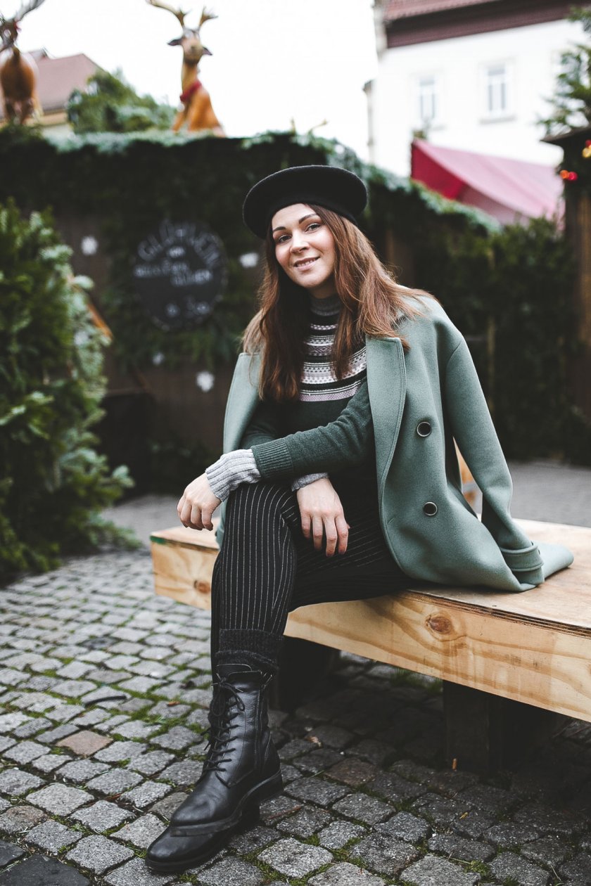 Alltagsoutfit im casual Street Style, Alltagsoutfit im eleganten Street Style, casual chic, enthält Werbung, Wintermantel, Barett Mütze, Turtleneck, Rollkragenpullover, Zign Boots, gestreifte Jogging-Hose, Modetrends Herbst Winter 2018/19, Modetrends 2018, Modetrends 18/19, Mode und Styling Tipps, Modeblogger, Modeblog, Fashion Blog, Outfit Blog, Streetstyle Blog, www.kleidermaedchen.de, #baur #willkommendaheim #alltagsoutfit #winteroutfit #barettmuetze #turtleneck #strickpullover #coat #outfit #streetstyle #herbstwinter1819 #aniston #vivance #cheer