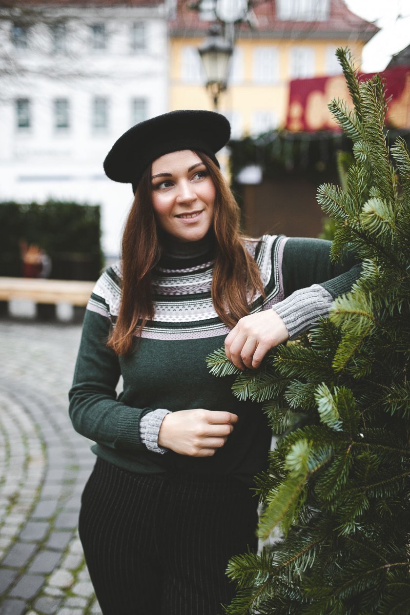 Alltagsoutfit im casual Street Style, Alltagsoutfit im eleganten Street Style, casual chic, enthält Werbung, Wintermantel, Barett Mütze, Turtleneck, Rollkragenpullover, Zign Boots, gestreifte Jogging-Hose, Modetrends Herbst Winter 2018/19, Modetrends 2018, Modetrends 18/19, Mode und Styling Tipps, Modeblogger, Modeblog, Fashion Blog, Outfit Blog, Streetstyle Blog, www.kleidermaedchen.de, #baur #willkommendaheim #alltagsoutfit #winteroutfit #barettmuetze #turtleneck #strickpullover #coat #outfit #streetstyle #herbstwinter1819 #aniston #vivance #cheer