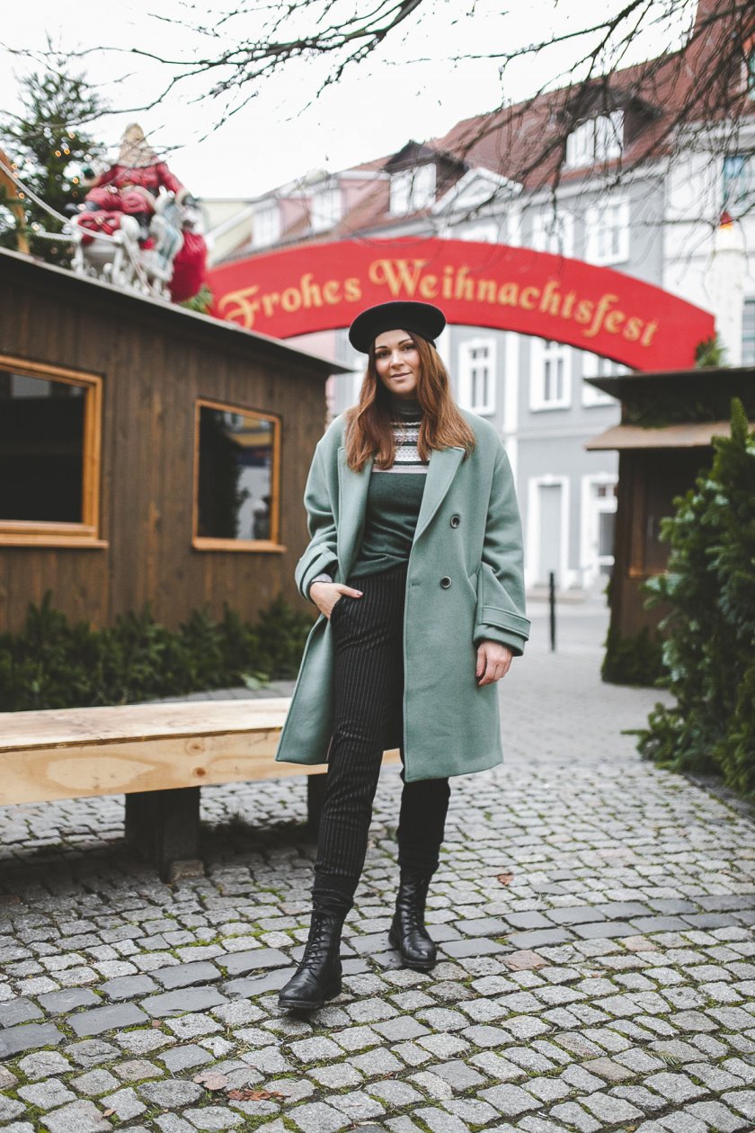 Alltagsoutfit im casual Street Style, Alltagsoutfit im eleganten Street Style, casual chic, enthält Werbung, Wintermantel, Barett Mütze, Turtleneck, Rollkragenpullover, Zign Boots, gestreifte Jogging-Hose, Modetrends Herbst Winter 2018/19, Modetrends 2018, Modetrends 18/19, Mode und Styling Tipps, Modeblogger, Modeblog, Fashion Blog, Outfit Blog, Streetstyle Blog, www.kleidermaedchen.de, #baur #willkommendaheim #alltagsoutfit #winteroutfit #barettmuetze #turtleneck #strickpullover #coat #outfit #streetstyle #herbstwinter1819 #aniston #vivance #cheer