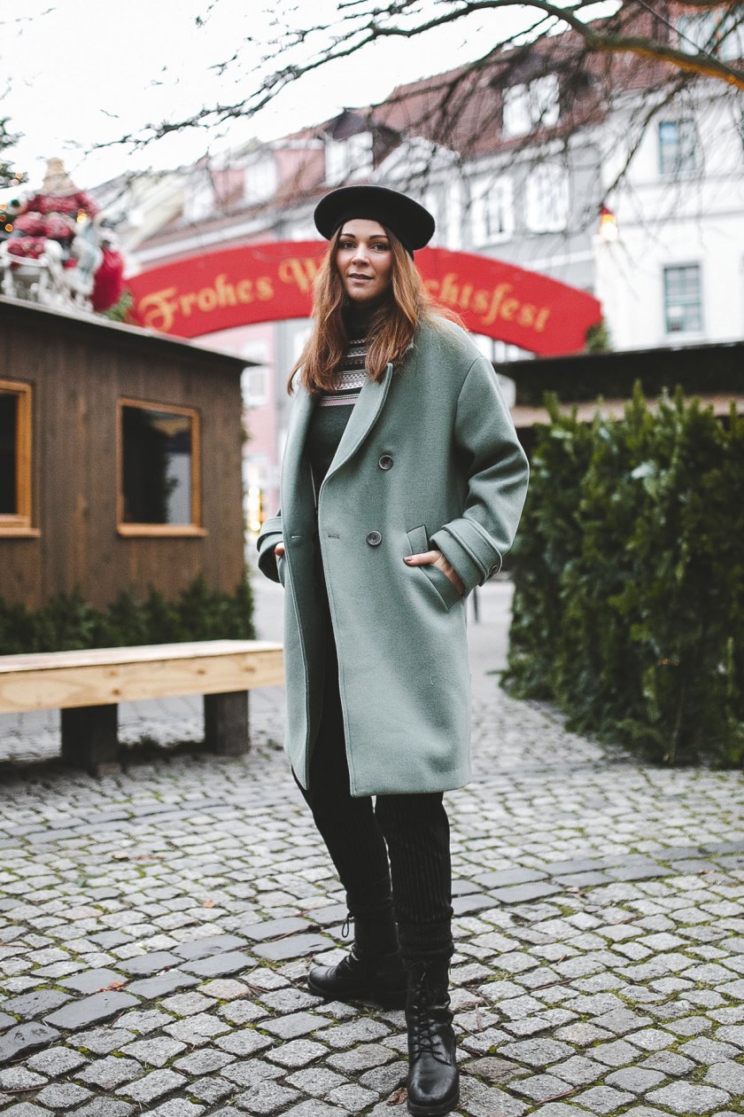 Alltagsoutfit im casual Street Style, Alltagsoutfit im eleganten Street Style, casual chic, enthält Werbung, Wintermantel, Barett Mütze, Turtleneck, Rollkragenpullover, Zign Boots, gestreifte Jogging-Hose, Modetrends Herbst Winter 2018/19, Modetrends 2018, Modetrends 18/19, Mode und Styling Tipps, Modeblogger, Modeblog, Fashion Blog, Outfit Blog, Streetstyle Blog, www.kleidermaedchen.de, #baur #willkommendaheim #alltagsoutfit #winteroutfit #barettmuetze #turtleneck #strickpullover #coat #outfit #streetstyle #herbstwinter1819 #aniston #vivance #cheer