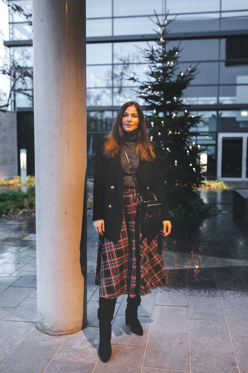 Karierter-rock-streetstyle-alltagsoutfit-winter-outfit-kleidermaedchen-modetrends-2019-blazer-overknee-stiefel