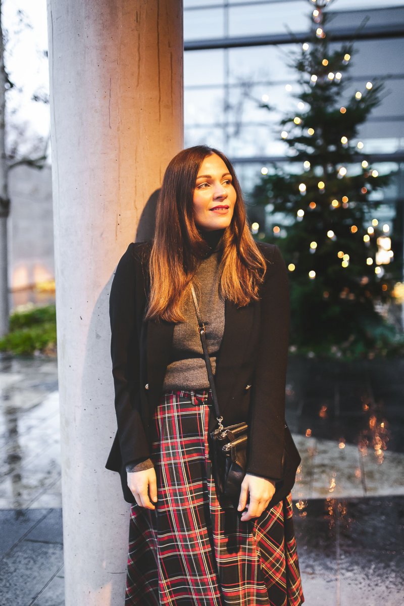 Karierter-rock-streetstyle-alltagsoutfit-winter-outfit-kleidermaedchen-modetrends-2019-blazer-overknee-stiefel