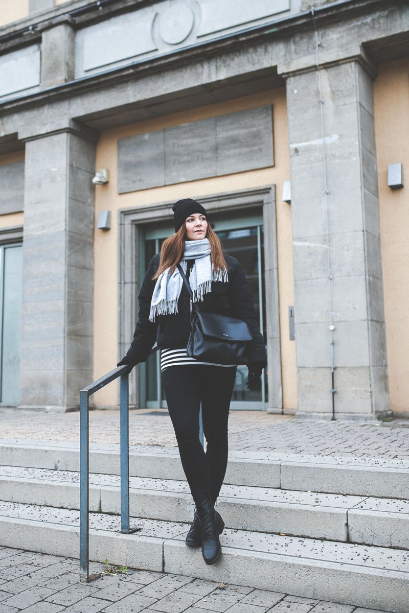 enthält unbeauftragte Werbung, Winter Outfit mit Puffer Jacke, Klassisches Winter Outfit, Trendfarben 2019, Puffer Jacke im Winter kombinieren, Puffer Jacke kaufen, schwarze Boots von Zign, Steppjacke online kaufen, Streetstyle Outfit, elegantes Outfit für den Alltag, modetrends 2019, Damen Steppjacken kurz, schwarze Puffer Jacke, winter outfit modetrends winter 2018/19, modetrends 2019 damen, outfit mit Puffer Jacke, alltagsoutfit, Modeblogger, www.kleidermaedchen.de Puffer Jacke H&M, Puffer Jacke Damen, Puffer Jacke, Steppjacke Damen Frühjahr 2019, leichte Steppjacke, Steppjacke Damen schwarz, puffer jacke damen schwarz, puffer jacket oversized, #Pufferjacke #winteroutfit #steppjacke #modetrends #winteroutfit #cos #samsøe #winterjacke #streetstyle