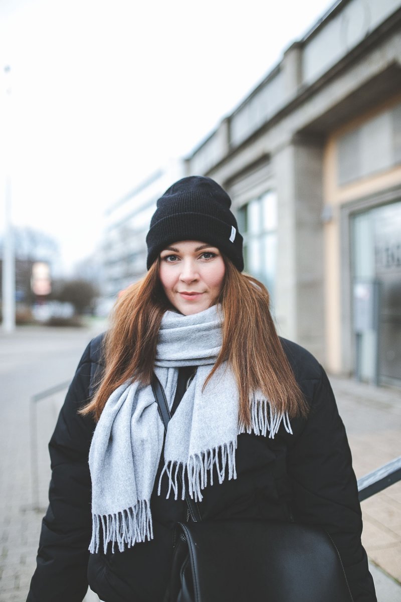 enthält unbeauftragte Werbung, Winter Outfit mit Puffer Jacke, Klassisches Winter Outfit, Trendfarben 2019, Puffer Jacke im Winter kombinieren, Puffer Jacke kaufen, schwarze Boots von Zign, Steppjacke online kaufen, Streetstyle Outfit, elegantes Outfit für den Alltag, modetrends 2019, Damen Steppjacken kurz, schwarze Puffer Jacke, winter outfit modetrends winter 2018/19, modetrends 2019 damen, outfit mit Puffer Jacke, alltagsoutfit, Modeblogger, www.kleidermaedchen.de Puffer Jacke H&M, Puffer Jacke Damen, Puffer Jacke, Steppjacke Damen Frühjahr 2019, leichte Steppjacke, Steppjacke Damen schwarz, puffer jacke damen schwarz, puffer jacket oversized, #Pufferjacke #winteroutfit #steppjacke #modetrends #winteroutfit #cos #samsøe #winterjacke #streetstyle