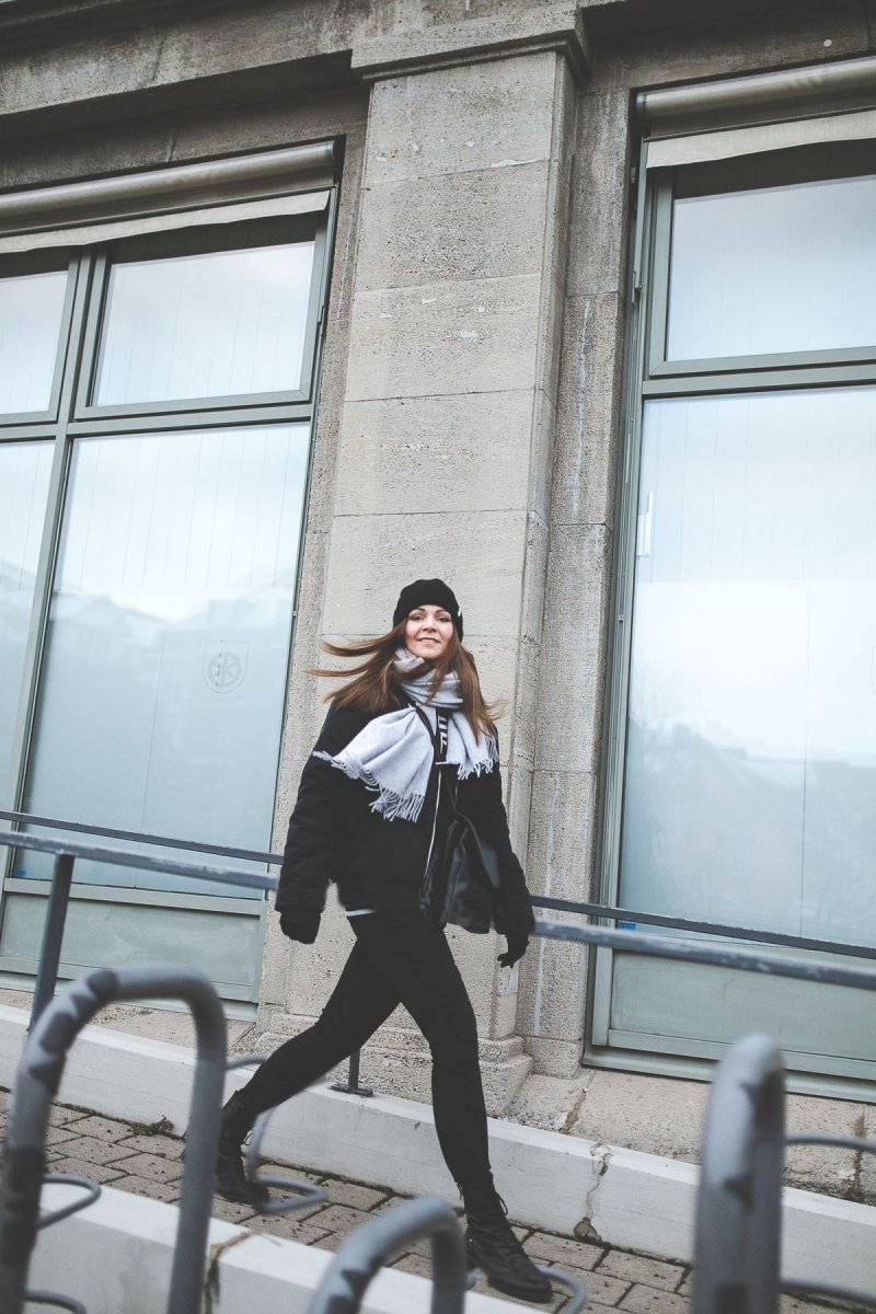 enthält unbeauftragte Werbung, Winter Outfit mit Puffer Jacke, Klassisches Winter Outfit, Trendfarben 2019, Puffer Jacke im Winter kombinieren, Puffer Jacke kaufen, schwarze Boots von Zign, Steppjacke online kaufen, Streetstyle Outfit, elegantes Outfit für den Alltag, modetrends 2019, Damen Steppjacken kurz, schwarze Puffer Jacke, winter outfit modetrends winter 2018/19, modetrends 2019 damen, outfit mit Puffer Jacke, alltagsoutfit, Modeblogger, www.kleidermaedchen.de Puffer Jacke H&M, Puffer Jacke Damen, Puffer Jacke, Steppjacke Damen Frühjahr 2019, leichte Steppjacke, Steppjacke Damen schwarz, puffer jacke damen schwarz, puffer jacket oversized, #Pufferjacke #winteroutfit #steppjacke #modetrends #winteroutfit #cos #samsøe #winterjacke #streetstyle