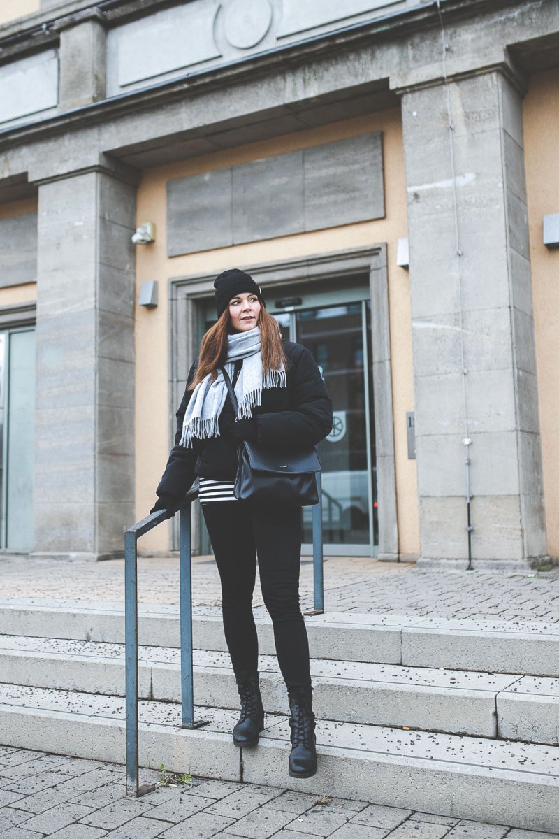 enthält unbeauftragte Werbung, Winter Outfit mit Puffer Jacke, Klassisches Winter Outfit, Trendfarben 2019, Puffer Jacke im Winter kombinieren, Puffer Jacke kaufen, schwarze Boots von Zign, Steppjacke online kaufen, Streetstyle Outfit, elegantes Outfit für den Alltag, modetrends 2019, Damen Steppjacken kurz, schwarze Puffer Jacke, winter outfit modetrends winter 2018/19, modetrends 2019 damen, outfit mit Puffer Jacke, alltagsoutfit, Modeblogger, www.kleidermaedchen.de Puffer Jacke H&M, Puffer Jacke Damen, Puffer Jacke, Steppjacke Damen Frühjahr 2019, leichte Steppjacke, Steppjacke Damen schwarz, puffer jacke damen schwarz, puffer jacket oversized, #Pufferjacke #winteroutfit #steppjacke #modetrends #winteroutfit #cos #samsøe #winterjacke #streetstyle