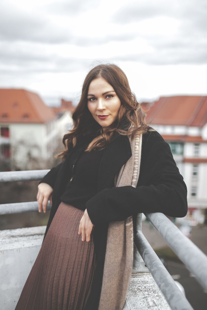 enthält unbeauftragte Werbung, Casual Outfit, Klassisches Winter Outfit, Trendfarben 2019, Faltenrock im Winter kombinieren, Faltenrock kaufen, elegante schwarze Boots von Edited, Faltenrock online kaufen, Streetstyle Outfit, elegantes Outfit für den Alltag, modetrends 2019, Damen Mantel talliert, schwarzer Mantel, winter outfit modetrends winter 2018/19, modetrends 2019 damen, outfit mit Faltenrock, alltagsoutfit, Modeblogger, www.kleidermaedchen.de #Faltenrock #winteroutfit #Midirock #modetrends #winteroutfit #mantel #wollmantel #sunwool #streetstyle