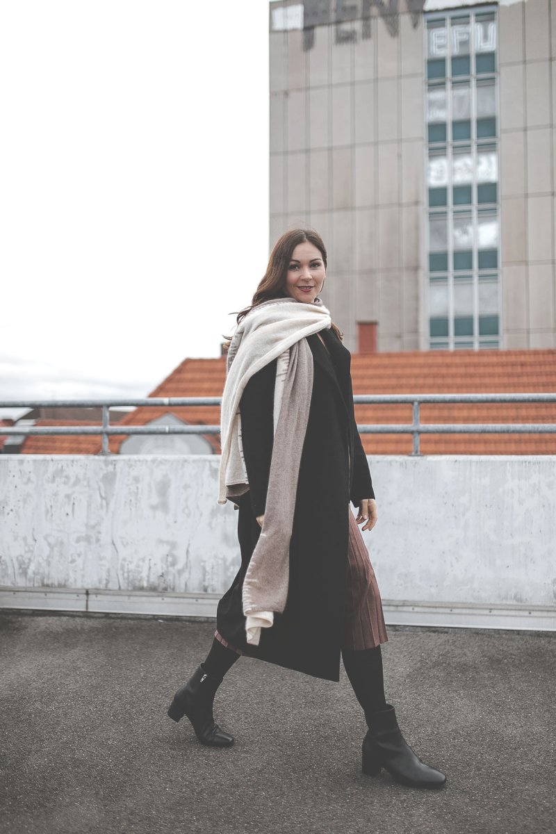 enthält unbeauftragte Werbung, Casual Outfit, Klassisches Winter Outfit, Trendfarben 2019, Faltenrock im Winter kombinieren, Faltenrock kaufen, elegante schwarze Boots von Edited, Faltenrock online kaufen, Streetstyle Outfit, elegantes Outfit für den Alltag, modetrends 2019, Damen Mantel talliert, schwarzer Mantel, winter outfit modetrends winter 2018/19, modetrends 2019 damen, outfit mit Faltenrock, alltagsoutfit, Modeblogger, www.kleidermaedchen.de #Faltenrock #winteroutfit #Midirock #modetrends #winteroutfit #mantel #wollmantel #sunwool #streetstyle