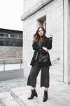 enthält unbeauftragte Werbung, Business Outfit, Culotte im Winter kombinieren, Culote kaufen, elegante schwarze Boots von Edited, Culotte online kaufen, Streetstyle Outfit, elegantes Outfit für den Alltag, modetrends 2019,schwarze Triobag, Cosmoparis, schwarzer klassischer Blazer, winter outfit modetrends winter 2018/19, modetrends 2019 damen, outfit mit culotte, alltagsoutfit, Modeblogger, www.kleidermaedchen.de #body #winteroutfit #culotte #modetrends #winteroutfit #blazer #tomshotberlin