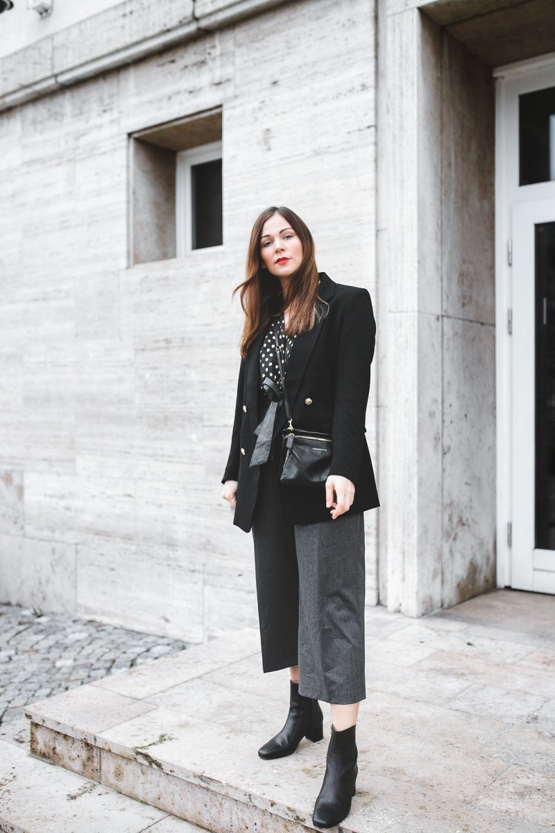 enthält unbeauftragte Werbung, Business Outfit, Culotte im Winter kombinieren, Culote kaufen, elegante schwarze Boots von Edited, Culotte online kaufen, Streetstyle Outfit, elegantes Outfit für den Alltag, modetrends 2019,schwarze Triobag, Cosmoparis, schwarzer klassischer Blazer, winter outfit modetrends winter 2018/19, modetrends 2019 damen, outfit mit culotte, alltagsoutfit, Modeblogger, www.kleidermaedchen.de #body #winteroutfit #culotte #modetrends #winteroutfit #blazer #tomshotberlin