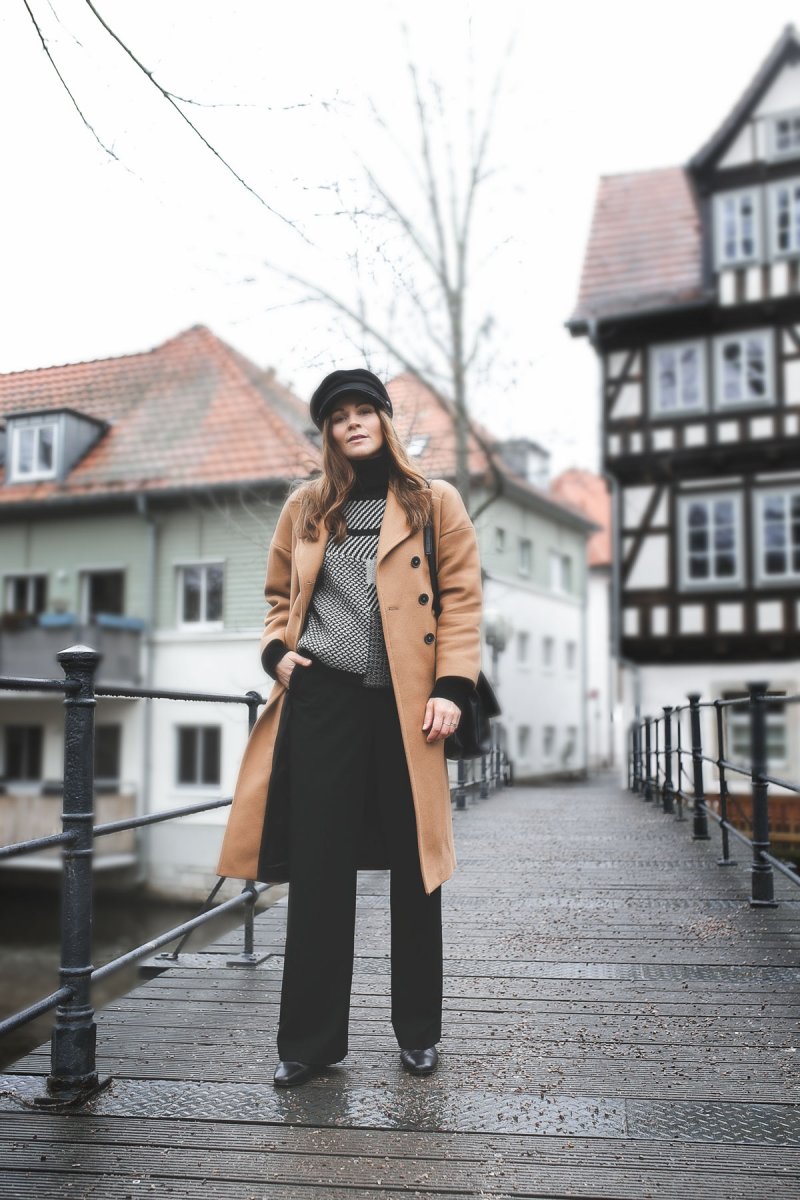 enthält unbeauftragte Werbung, Winter Outfit mit Cecilie Copenhagen Gonzo Sweater, Klassisches Winter Outfit, Trendfarben 2019, Mantel im Winter kombinieren, Wollmantel kaufen, schwarze Boots von Edited, Mantel online kaufen, Streetstyle Outfit, elegantes Outfit für den Alltag, modetrends 2019, Damen Wollmantel, Wollpullover, Strickpullover, Rollkragenpullover, winter outfit modetrends winter 2018/19, modetrends 2019 damen, Wollmantel Damen lang, outfit mit Wintermantel, alltagsoutfit, Modeblogger, www.kleidermaedchen.de Mantel Damen, Wollmantel, Mantel Damen Frühjahr 2019, Wollmantel,Wollmantel tailliert, Matt & Nat Bag, Matt & Nat Wapi Bag, nachhaltige Taschen, fair produzierte Taschen, Taschen aus alternativen Materialien, #Wollmantel #wintermantel #winteroutfit #modetrends #winteroutfit #wollpullover #streetstyle #mattandnat #mattandnatbag #bakerboy