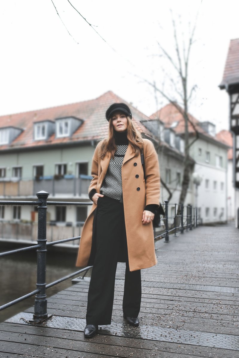 enthält unbeauftragte Werbung, Winter Outfit mit Cecilie Copenhagen Gonzo Sweater, Klassisches Winter Outfit, Trendfarben 2019, Mantel im Winter kombinieren, Wollmantel kaufen, schwarze Boots von Edited, Mantel online kaufen, Streetstyle Outfit, elegantes Outfit für den Alltag, modetrends 2019, Damen Wollmantel, Wollpullover, Strickpullover, Rollkragenpullover, winter outfit modetrends winter 2018/19, modetrends 2019 damen, Wollmantel Damen lang, outfit mit Wintermantel, alltagsoutfit, Modeblogger, www.kleidermaedchen.de Mantel Damen, Wollmantel, Mantel Damen Frühjahr 2019, Wollmantel,Wollmantel tailliert, Matt & Nat Bag, Matt & Nat Wapi Bag, nachhaltige Taschen, fair produzierte Taschen, Taschen aus alternativen Materialien, #Wollmantel #wintermantel #winteroutfit #modetrends #winteroutfit #wollpullover #streetstyle #mattandnat #mattandnatbag #bakerboy