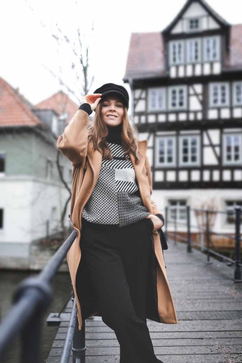 enthält unbeauftragte Werbung, Winter Outfit mit Cecilie Copenhagen Gonzo Sweater, Klassisches Winter Outfit, Trendfarben 2019, Mantel im Winter kombinieren, Wollmantel kaufen, schwarze Boots von Edited, Mantel online kaufen, Streetstyle Outfit, elegantes Outfit für den Alltag, modetrends 2019, Damen Wollmantel, Wollpullover, Strickpullover, Rollkragenpullover, winter outfit modetrends winter 2018/19, modetrends 2019 damen, Wollmantel Damen lang, outfit mit Wintermantel, alltagsoutfit, Modeblogger, www.kleidermaedchen.de Mantel Damen, Wollmantel, Mantel Damen Frühjahr 2019, Wollmantel,Wollmantel tailliert, Matt & Nat Bag, Matt & Nat Wapi Bag, nachhaltige Taschen, fair produzierte Taschen, Taschen aus alternativen Materialien, #Wollmantel #wintermantel #winteroutfit #modetrends #winteroutfit #wollpullover #streetstyle #mattandnat #mattandnatbag #bakerboy