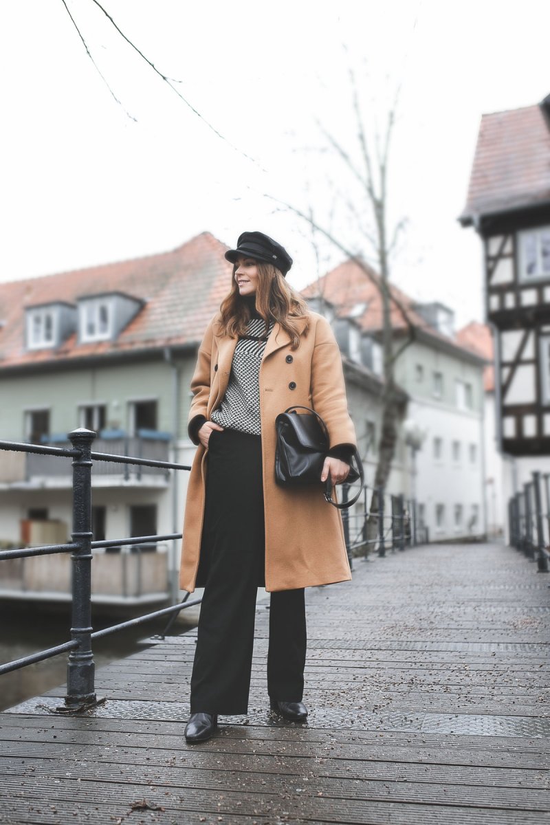 enthält unbeauftragte Werbung, Winter Outfit mit Cecilie Copenhagen Gonzo Sweater, Klassisches Winter Outfit, Trendfarben 2019, Mantel im Winter kombinieren, Wollmantel kaufen, schwarze Boots von Edited, Mantel online kaufen, Streetstyle Outfit, elegantes Outfit für den Alltag, modetrends 2019, Damen Wollmantel, Wollpullover, Strickpullover, Rollkragenpullover, winter outfit modetrends winter 2018/19, modetrends 2019 damen, Wollmantel Damen lang, outfit mit Wintermantel, alltagsoutfit, Modeblogger, www.kleidermaedchen.de Mantel Damen, Wollmantel, Mantel Damen Frühjahr 2019, Wollmantel,Wollmantel tailliert, Matt & Nat Bag, Matt & Nat Wapi Bag, nachhaltige Taschen, fair produzierte Taschen, Taschen aus alternativen Materialien, #Wollmantel #wintermantel #winteroutfit #modetrends #winteroutfit #wollpullover #streetstyle #mattandnat #mattandnatbag #bakerboy