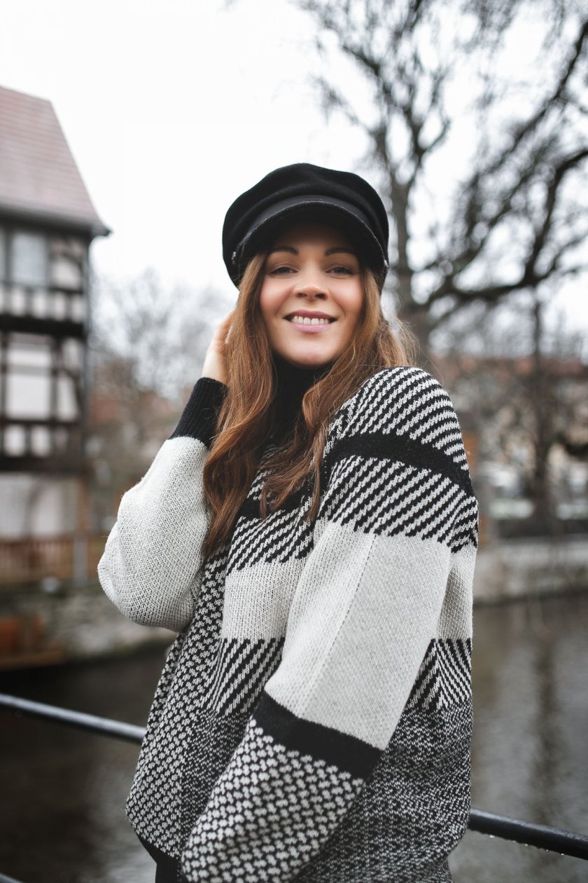 enthält unbeauftragte Werbung, Winter Outfit mit Cecilie Copenhagen Gonzo Sweater, Klassisches Winter Outfit, Trendfarben 2019, Mantel im Winter kombinieren, Wollmantel kaufen, schwarze Boots von Edited, Mantel online kaufen, Streetstyle Outfit, elegantes Outfit für den Alltag, modetrends 2019, Damen Wollmantel, Wollpullover, Strickpullover, Rollkragenpullover, winter outfit modetrends winter 2018/19, modetrends 2019 damen, Wollmantel Damen lang, outfit mit Wintermantel, alltagsoutfit, Modeblogger, www.kleidermaedchen.de Mantel Damen, Wollmantel, Mantel Damen Frühjahr 2019, Wollmantel,Wollmantel tailliert, Matt & Nat Bag, Matt & Nat Wapi Bag, nachhaltige Taschen, fair produzierte Taschen, Taschen aus alternativen Materialien, #Wollmantel #wintermantel #winteroutfit #modetrends #winteroutfit #wollpullover #streetstyle #mattandnat #mattandnatbag #bakerboy