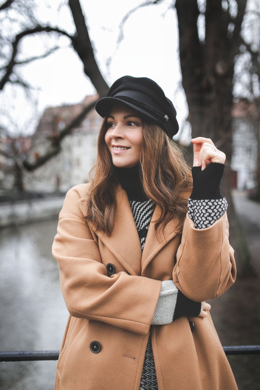 enthält unbeauftragte Werbung, Winter Outfit mit Cecilie Copenhagen Gonzo Sweater, Klassisches Winter Outfit, Trendfarben 2019, Mantel im Winter kombinieren, Wollmantel kaufen, schwarze Boots von Edited, Mantel online kaufen, Streetstyle Outfit, elegantes Outfit für den Alltag, modetrends 2019, Damen Wollmantel, Wollpullover, Strickpullover, Rollkragenpullover, winter outfit modetrends winter 2018/19, modetrends 2019 damen, Wollmantel Damen lang, outfit mit Wintermantel, alltagsoutfit, Modeblogger, www.kleidermaedchen.de Mantel Damen, Wollmantel, Mantel Damen Frühjahr 2019, Wollmantel,Wollmantel tailliert, Matt & Nat Bag, Matt & Nat Wapi Bag, nachhaltige Taschen, fair produzierte Taschen, Taschen aus alternativen Materialien, #Wollmantel #wintermantel #winteroutfit #modetrends #winteroutfit #wollpullover #streetstyle #mattandnat #mattandnatbag #bakerboy