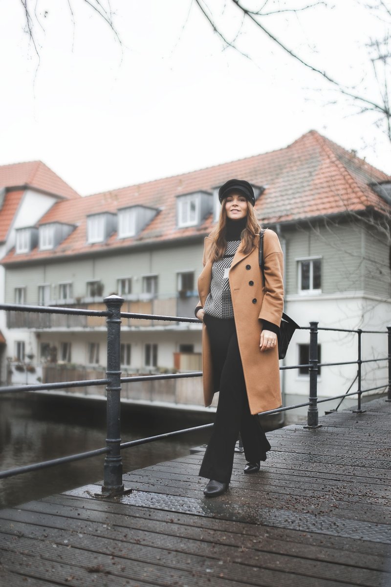 enthält unbeauftragte Werbung, Winter Outfit mit Cecilie Copenhagen Gonzo Sweater, Klassisches Winter Outfit, Trendfarben 2019, Mantel im Winter kombinieren, Wollmantel kaufen, schwarze Boots von Edited, Mantel online kaufen, Streetstyle Outfit, elegantes Outfit für den Alltag, modetrends 2019, Damen Wollmantel, Wollpullover, Strickpullover, Rollkragenpullover, winter outfit modetrends winter 2018/19, modetrends 2019 damen, Wollmantel Damen lang, outfit mit Wintermantel, alltagsoutfit, Modeblogger, www.kleidermaedchen.de Mantel Damen, Wollmantel, Mantel Damen Frühjahr 2019, Wollmantel,Wollmantel tailliert, Matt & Nat Bag, Matt & Nat Wapi Bag, nachhaltige Taschen, fair produzierte Taschen, Taschen aus alternativen Materialien, #Wollmantel #wintermantel #winteroutfit #modetrends #winteroutfit #wollpullover #streetstyle #mattandnat #mattandnatbag #bakerboy