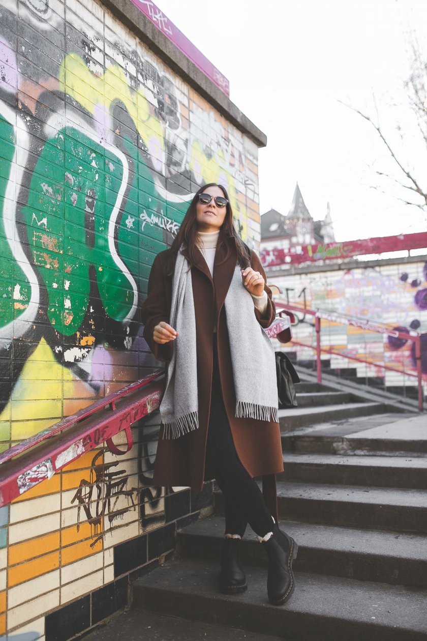 Enthält unbeauftrage Werbung, Winter Outfit mit Dr. Martens Leonore Boots, Winter Outfit 2019, Fruehlingsoutfit 2019, Trendfarben für 2019, Fruhlings Outfit mit Camel Coat, Klassisches Frühlings Outfit, Trendfarben 2019, Nachhaltig kaufen, Wollmantel online kaufen, Streetstyle Outfit, elegantes Outfit für den Alltag, modetrends 2019, fruhlings outfit modetrends winter 2018/19, modetrends 2019 damen, alltagsoutfit, Modeblogger, www.kleidermaedchen.de , Hosen Damen Frühjahr 2019, Matt & Nat Bag, Matt & Nat Wapi Bag, nachhaltige Taschen, fair produzierte Taschen, Taschen aus alternativen Materialien #mattandnat #massiondutti #drmartens #drmartensleonore #chashmere #camel #camelcoat #fruehling2019 #winteroutfit, Camel Coat kombinieren, karierte Hose kombinieren, Karosse im Frühling kombinieren, Esprit Hose kombinieren, Dr. Martens kombinieren, Erfurt, Leipzig, Thüringen, Sachsen, Influencer Marketing, Blogger Relations, Social Media Management, here comes the sun sunglasses