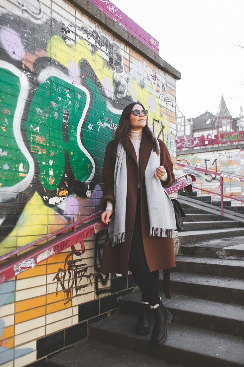 Enthält unbeauftrage Werbung, Winter Outfit mit Dr. Martens Leonore Boots, Winter Outfit 2019, Fruehlingsoutfit 2019, Trendfarben für 2019, Fruhlings Outfit mit Camel Coat, Klassisches Frühlings Outfit, Trendfarben 2019, Nachhaltig kaufen, Wollmantel online kaufen, Streetstyle Outfit, elegantes Outfit für den Alltag, modetrends 2019, fruhlings outfit modetrends winter 2018/19, modetrends 2019 damen, alltagsoutfit, Modeblogger, www.kleidermaedchen.de , Hosen Damen Frühjahr 2019, Matt & Nat Bag, Matt & Nat Wapi Bag, nachhaltige Taschen, fair produzierte Taschen, Taschen aus alternativen Materialien #mattandnat #massiondutti #drmartens #drmartensleonore #chashmere #camel #camelcoat #fruehling2019 #winteroutfit, Camel Coat kombinieren, karierte Hose kombinieren, Karosse im Frühling kombinieren, Esprit Hose kombinieren, Dr. Martens kombinieren, Erfurt, Leipzig, Thüringen, Sachsen, Influencer Marketing, Blogger Relations, Social Media Management, here comes the sun sunglasses