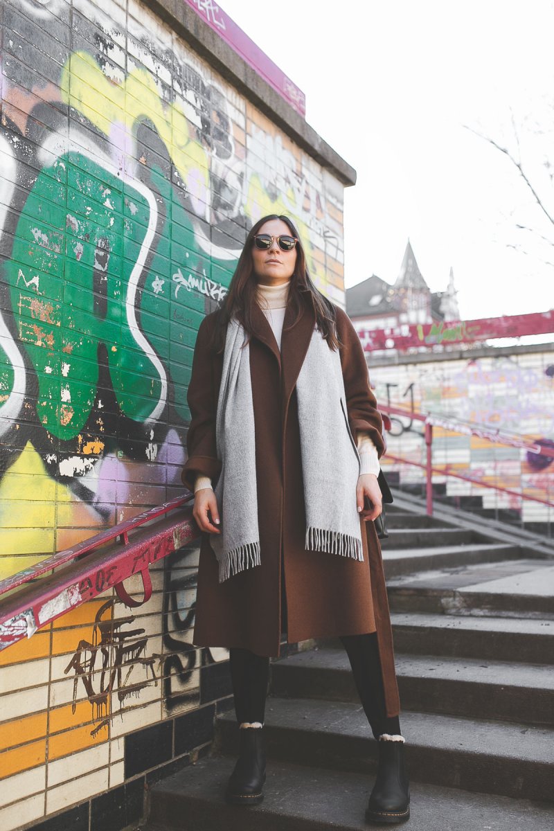 Enthält unbeauftrage Werbung, Winter Outfit mit Dr. Martens Leonore Boots, Winter Outfit 2019, Fruehlingsoutfit 2019, Trendfarben für 2019, Fruhlings Outfit mit Camel Coat, Klassisches Frühlings Outfit, Trendfarben 2019, Nachhaltig kaufen, Wollmantel online kaufen, Streetstyle Outfit, elegantes Outfit für den Alltag, modetrends 2019, fruhlings outfit modetrends winter 2018/19, modetrends 2019 damen, alltagsoutfit, Modeblogger, www.kleidermaedchen.de , Hosen Damen Frühjahr 2019, Matt & Nat Bag, Matt & Nat Wapi Bag, nachhaltige Taschen, fair produzierte Taschen, Taschen aus alternativen Materialien #mattandnat #massiondutti #drmartens #drmartensleonore #chashmere #camel #camelcoat #fruehling2019 #winteroutfit, Camel Coat kombinieren, karierte Hose kombinieren, Karosse im Frühling kombinieren, Esprit Hose kombinieren, Dr. Martens kombinieren, Erfurt, Leipzig, Thüringen, Sachsen, Influencer Marketing, Blogger Relations, Social Media Management, here comes the sun sunglasses