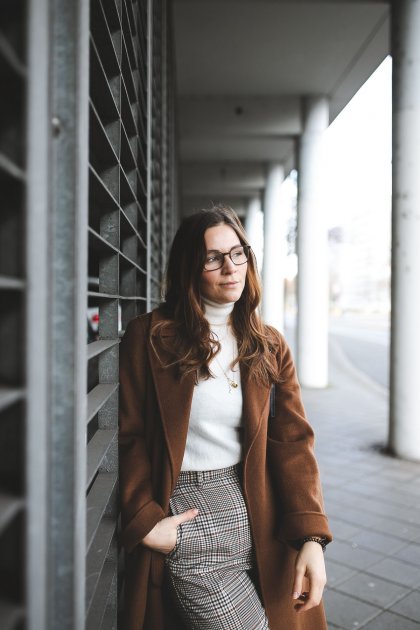 Enthält unbeauftrage Werbung, Winter Outfit 2012, Fruehlingsoutfit 2019, Trendfarben für 2019, Fruhlings Outfit mit Camel Coat, Klassisches Frühlings Outfit, Trendfarben 2019, Nachhaltig kaufen, Wollmantel online kaufen, Streetstyle Outfit, elegantes Outfit für den Alltag, modetrends 2019, fruhlings outfit modetrends winter 2018/19, modetrends 2019 damen, alltagsoutfit, Modeblogger, www.kleidermaedchen.de , Hosen Damen Frühjahr 2019, Matt & Nat Bag, Matt & Nat Wapi Bag, nachhaltige Taschen, fair produzierte Taschen, Taschen aus alternativen Materialien #mattandnat #guccibrille #gucci #massiondutti #chashmere #camel #camelcoat #fruehling2019 #winteroutfit Gucci Brille für welches Gesicht, Camel Coat kombinieren, karierte Hose kombinieren, Karosse im Frühling kombinieren, Esprit Hose kombinieren, Adidas Stan Smith kombinieren, Erfurt, Leipzig, Thüringen, Sachsen, Influencer Marketing, Blogger Relations, Social Media Management