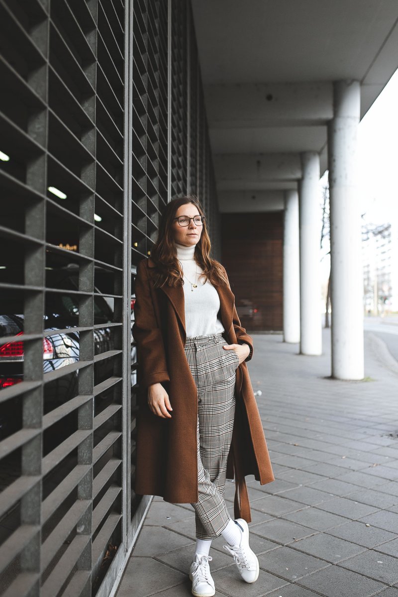 Enthält unbeauftrage Werbung, Winter Outfit 2012, Fruehlingsoutfit 2019, Trendfarben für 2019, Fruhlings Outfit mit Camel Coat, Klassisches Frühlings Outfit, Trendfarben 2019, Nachhaltig kaufen, Wollmantel online kaufen, Streetstyle Outfit, elegantes Outfit für den Alltag, modetrends 2019, fruhlings outfit modetrends winter 2018/19, modetrends 2019 damen, alltagsoutfit, Modeblogger, www.kleidermaedchen.de , Hosen Damen Frühjahr 2019, Matt & Nat Bag, Matt & Nat Wapi Bag, nachhaltige Taschen, fair produzierte Taschen, Taschen aus alternativen Materialien #mattandnat #guccibrille #gucci #massiondutti #chashmere #camel #camelcoat #fruehling2019 #winteroutfit Gucci Brille für welches Gesicht, Camel Coat kombinieren, karierte Hose kombinieren, Karosse im Frühling kombinieren, Esprit Hose kombinieren, Adidas Stan Smith kombinieren, Erfurt, Leipzig, Thüringen, Sachsen, Influencer Marketing, Blogger Relations, Social Media Management