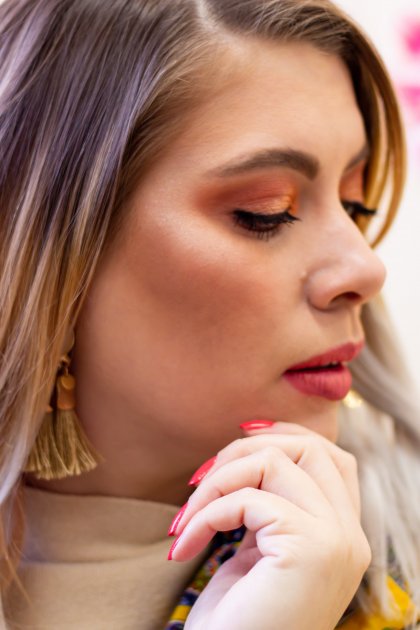 enthält unbeauftragte Werbung, Frühlingsmakeup 2019, Makeuptrends 2019, natürliches Alltags Make-up mit Living Coral, Typgerecht, Beautyblogger Serie, Pantone Living Coral, Pantone Living Coral Trendfarbe 2019, Make-up-Look in Pantone Living Coral, Korallenrot, natürlicher Glow, Make-up für blaue Augen, welche Farbe blaue augen schminken, Alltags make up, Glow schminken, Glow Cremeprodukte, alltags make up tutorial, mein alltags make up, alltags make up high end, tom Ford shade and illuminate, Mac powder blush devil, Mac naked lunch, YSL All Hours Concealer, Anastasia Beverly Hills, www.kleidermaedchen.de, #beautyblogger #alltagsmakeup #typgerecht #livingcoralmakeup #livingcoral #makeup #highlighter #glow #glowy #pixi #esteelauder #mac #bobibrown