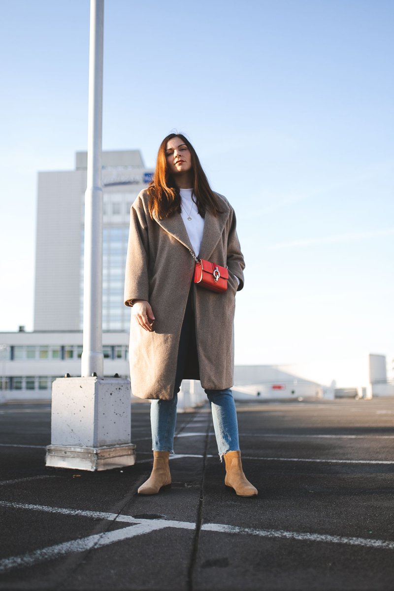 Enthält unbeauftrage Werbung, Fruehlings Outfit 2019, Fruehlingsoutfit 2019, Trendfarben für 2019, Fruhlings Outfit mit DVF Tasche, Klassisches Frühlings Outfit, Trendfarben 2019, Nachhaltig kaufen, Wollmantel online kaufen, Streetstyle Outfit, elegantes Outfit für den Alltag, modetrends 2019, fruhlings outfit modetrends winter 2018/19, modetrends 2019 damen, alltagsoutfit, Modeblogger, www.kleidermaedchen.de , Hosen Damen Frühjahr 2019, Diane von Fuerstenberg Bag #dvf #dianevonfuerstenberg #blazer #livingcoral #otherstories #boots #fruehling2019 #winteroutfit Living Coral im Frühling kombinieren, Boots & Other Stories, Croped Jeans, beiger Mantel kombinieren, Layer Look, Erfurt, Leipzig, Thüringen, Sachsen, Influencer Marketing, Blogger Relations, Social Media Management, DVF Bag in Living Coral, Living Coral im Fruehling kombinieren, Living Coral Outfit