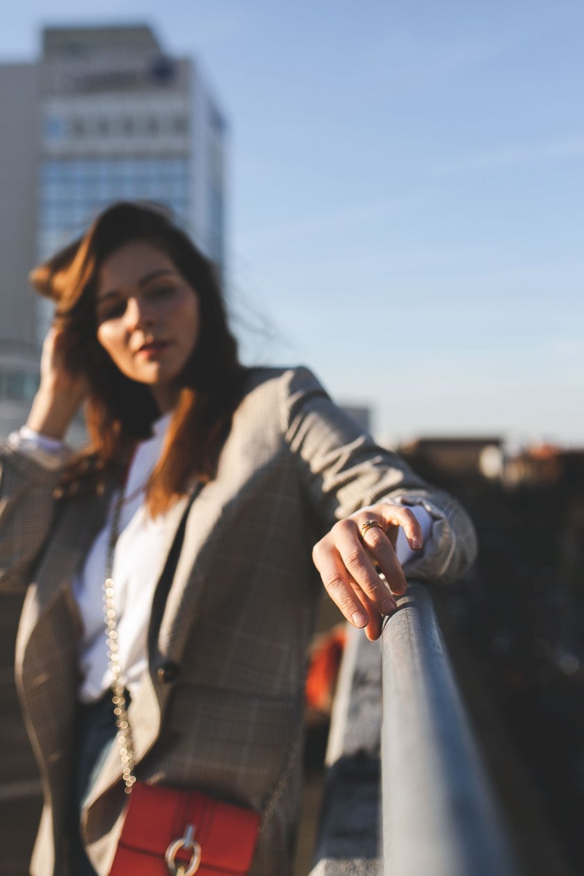 Enthält unbeauftrage Werbung, Fruehlings Outfit 2019, Fruehlingsoutfit 2019, Trendfarben für 2019, Fruhlings Outfit mit DVF Tasche, Klassisches Frühlings Outfit, Trendfarben 2019, Nachhaltig kaufen, Wollmantel online kaufen, Streetstyle Outfit, elegantes Outfit für den Alltag, modetrends 2019, fruhlings outfit modetrends winter 2018/19, modetrends 2019 damen, alltagsoutfit, Modeblogger, www.kleidermaedchen.de , Hosen Damen Frühjahr 2019, Diane von Fuerstenberg Bag #dvf #dianevonfuerstenberg #blazer #livingcoral #otherstories #boots #fruehling2019 #winteroutfit Living Coral im Frühling kombinieren, Boots & Other Stories, Croped Jeans, beiger Mantel kombinieren, Layer Look, Erfurt, Leipzig, Thüringen, Sachsen, Influencer Marketing, Blogger Relations, Social Media Management, DVF Bag in Living Coral, Living Coral im Fruehling kombinieren, Living Coral Outfit