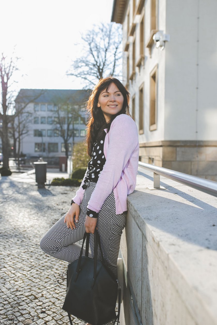 Alltagsoutfit, Eleganter Frühlings Style mit Tchibo, Pink Punkt und Stil Tchibo, Alltagsoutfit mit Punkten, Fashion Blogger, Modetrends, elegant Streetstyle, www.kleidermaedchen.de, sportlicher Streetstyle, Modeblog, Mode Blog, Erfurt, Thüringen, Leipzig, Sachsen, Fashion Blog, Magazin, Blogazine, Fashion Magazin, Bluse kombinieren, Wie kombiniere ich Punkte im Frühling, ootd, Outfit, Fashion Inspiration, Alltagsoutfit, Cardigan, Frühlingsfarben 2019, Das ist im Frühling 2019 trend, Chinohose, gepunktete Hose kombinieren, Mustermix mit Punkten, #tchibo #time4tchibo #time4coffee #glamourshoppingweek, Tchibo Themenwelt, Glamourshoppingweek 2019