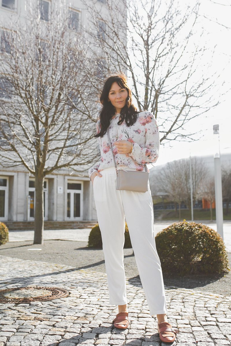 Enthält Werbung, Peter Hahn, UTA RAUSCH Bluse, Dear Spring Trend, Dear Spring, Fruehlingsoutfit 2019, Trendfarben für 2019, Fruhlings Outfit mit Peter Hahn, Klassisches Frühlings Outfit, Trendfarben 2019, Polyester Hose kombinieren, Streetstyle Outfit, elegantes Outfit für den Alltag, modetrends 2019, Damen Blazer, Peter Hahn köchellange Hose, fruhlings outfit modetrends winter 2018/19, modetrends 2019 damen, outfit mit Print bluse, alltagsoutfit, Modeblogger, www.kleidermaedchen.de Sommerhose Damen, weite Hose kombinieren, Hosen Damen Frühjahr 2019, taillierter Blazer, Matt & Nat Bag, nachhaltige Taschen, fair produzierte Taschen, Taschen aus alternativen Materialien, #peterhahn #utarausch #bluse #fruehlingslook, whatfor slipper kombinieren, #fruehlingstrends2019 #whatforslipper #mattandnat #blumenmuster #musterbluse, weiß kombinieren im Frühling und sommer, So kombiniert man Weiß