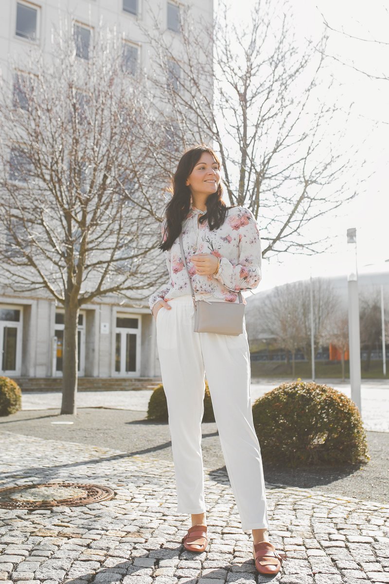 Enthält Werbung, Peter Hahn, UTA RAUSCH Bluse, Dear Spring Trend, Dear Spring, Fruehlingsoutfit 2019, Trendfarben für 2019, Fruhlings Outfit mit Peter Hahn, Klassisches Frühlings Outfit, Trendfarben 2019, Polyester Hose kombinieren, Streetstyle Outfit, elegantes Outfit für den Alltag, modetrends 2019, Damen Blazer, Peter Hahn köchellange Hose, fruhlings outfit modetrends winter 2018/19, modetrends 2019 damen, outfit mit Print bluse, alltagsoutfit, Modeblogger, www.kleidermaedchen.de Sommerhose Damen, weite Hose kombinieren, Hosen Damen Frühjahr 2019, taillierter Blazer, Matt & Nat Bag, nachhaltige Taschen, fair produzierte Taschen, Taschen aus alternativen Materialien, #peterhahn #utarausch #bluse #fruehlingslook, whatfor slipper kombinieren, #fruehlingstrends2019 #whatforslipper #mattandnat #blumenmuster #musterbluse, weiß kombinieren im Frühling und sommer, So kombiniert man Weiß