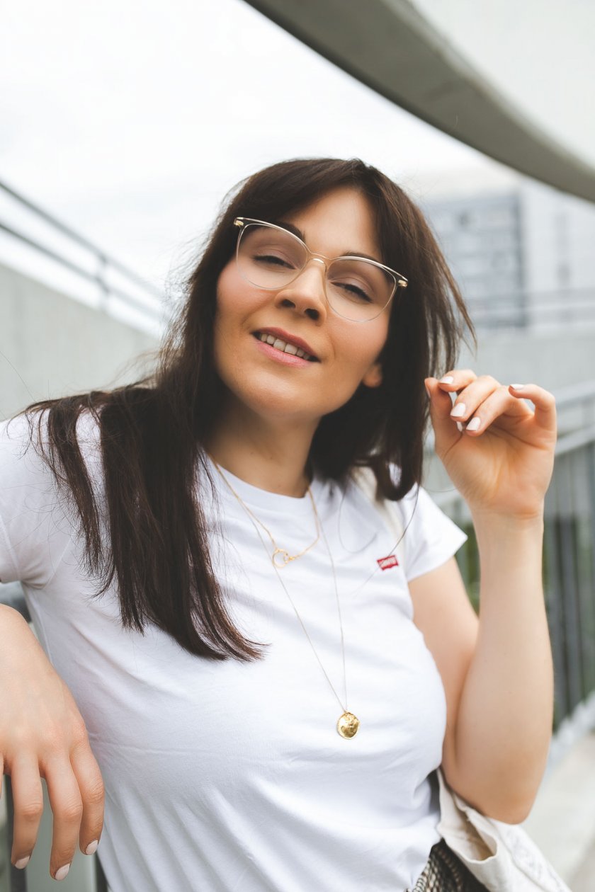 Enthält unbeauftrage Werbung, Fruehlings Outfit 2019, Fruehlingsoutfit 2019, Trendfarben für 2019, Fruhlings Outfit mit Viu The Honest Brille, casual Frühlings Outfit, Trendfarben 2019, Nachhaltig kaufen, Streetstyle Outfit, casual Outfit für den Alltag, Via Brillen, Via Eyewear, modetrends 2019, fruhlings outfit, modetrends 2019 damen, alltagsoutfit, Modeblogger, www.kleidermaedchen.de , Hosen Damen Frühjahr 2019, #viueyewear #fruehlingsoutfit2019 #fruehling2019 #toms Beige im Frühling 2019 kombinieren, karierte Hose im Frühling kombinieren, Marlene Hose kombinieren, Flats im Frühling kombinieren, Erfurt, Leipzig, Thüringen, Sachsen, Influencer Marketing, Blogger Relations, Social Media Management, casual Frühlingslook für den Alltag, Pantone Trendfarben 2019, Marlene Hosen im Frühling 2019 kombinieren, Fair Fashion, nachhaltig kaufen, bewusst kaufen, braune Sandalen, Schuhtrend 2019