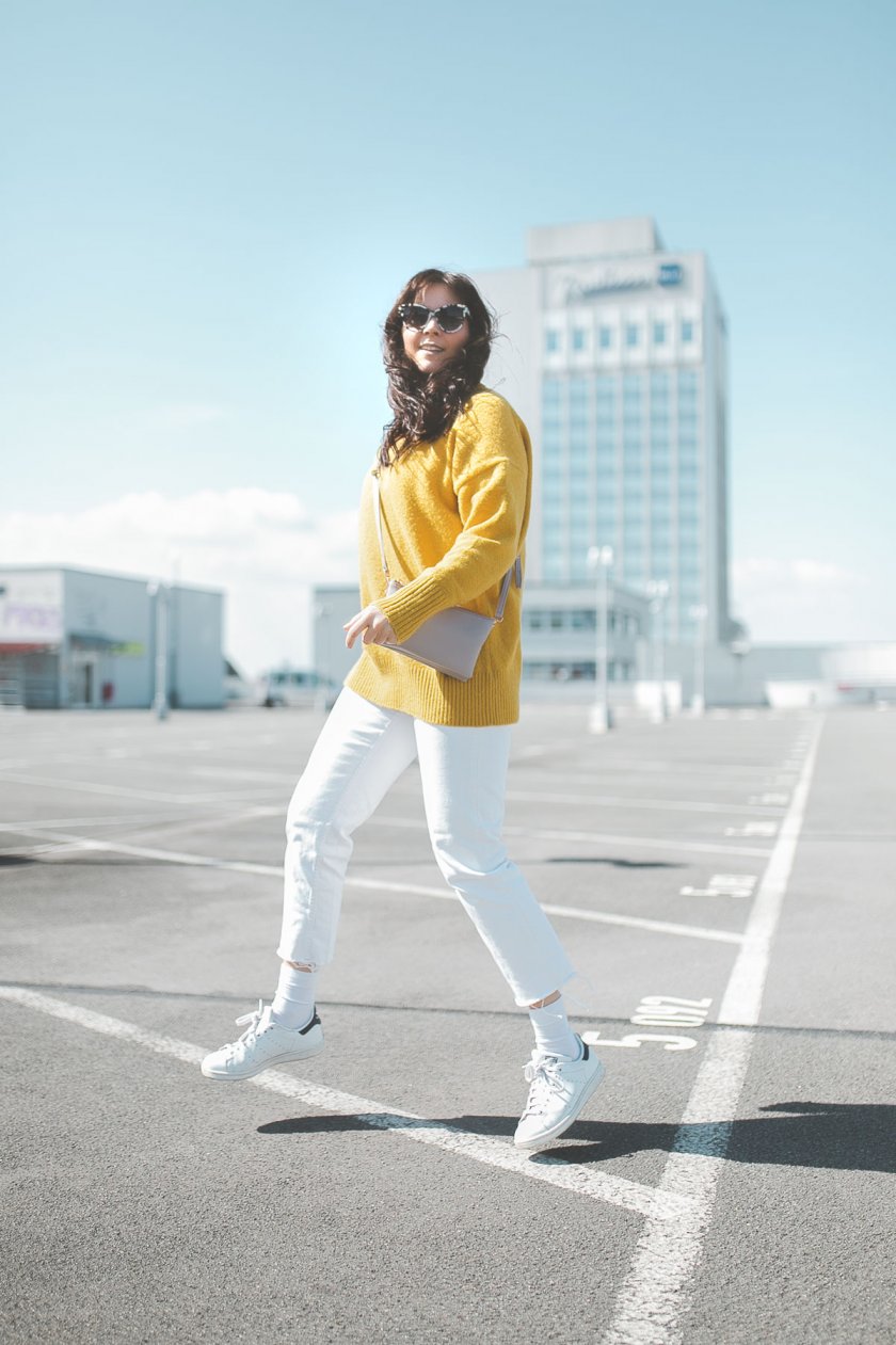 Enthält unbeauftrage Werbung, Fruehlings Outfit 2019, Fruehlingsoutfit 2019, Trendfarben für 2019, Fruhlings Outfit mit Stella McCartney Sonnenbrille, casual Frühlings Outfit, sportliches Frühlings Outfit, Trendfarben 2019, Nachhaltig kaufen, Streetstyle Outfit, casual Outfit für den Alltag, Stella Brillen, nachhaltige Brillen kaufen, alltagsoutfit, Modeblogger, www.kleidermaedchen.de , Hosen Damen Frühjahr 2019, weiße Jeans im Alltag kombinieren, #stellamccartney #fruehlingsoutfit2019 #fruehling2019 #mattandnat, Gelb im Frühling 2019 kombinieren, weiße Hose im Frühling kombinieren, High Waisted Jeans kombinieren, Adidas Stan Smith, Adidas im Frühling kombinieren, Erfurt, Leipzig, Thüringen, Sachsen, Influencer Marketing, Blogger Relations, Social Media Management, casual Frühlingslook für den Alltag, Pantone Trendfarben 2019, Weiße Jeans im Frühling 2019 kombinieren, nachhaltig kaufen, bewusst kaufen, Sneakers, Schuhtrend 2019, Mat and Nat Triplet Bag