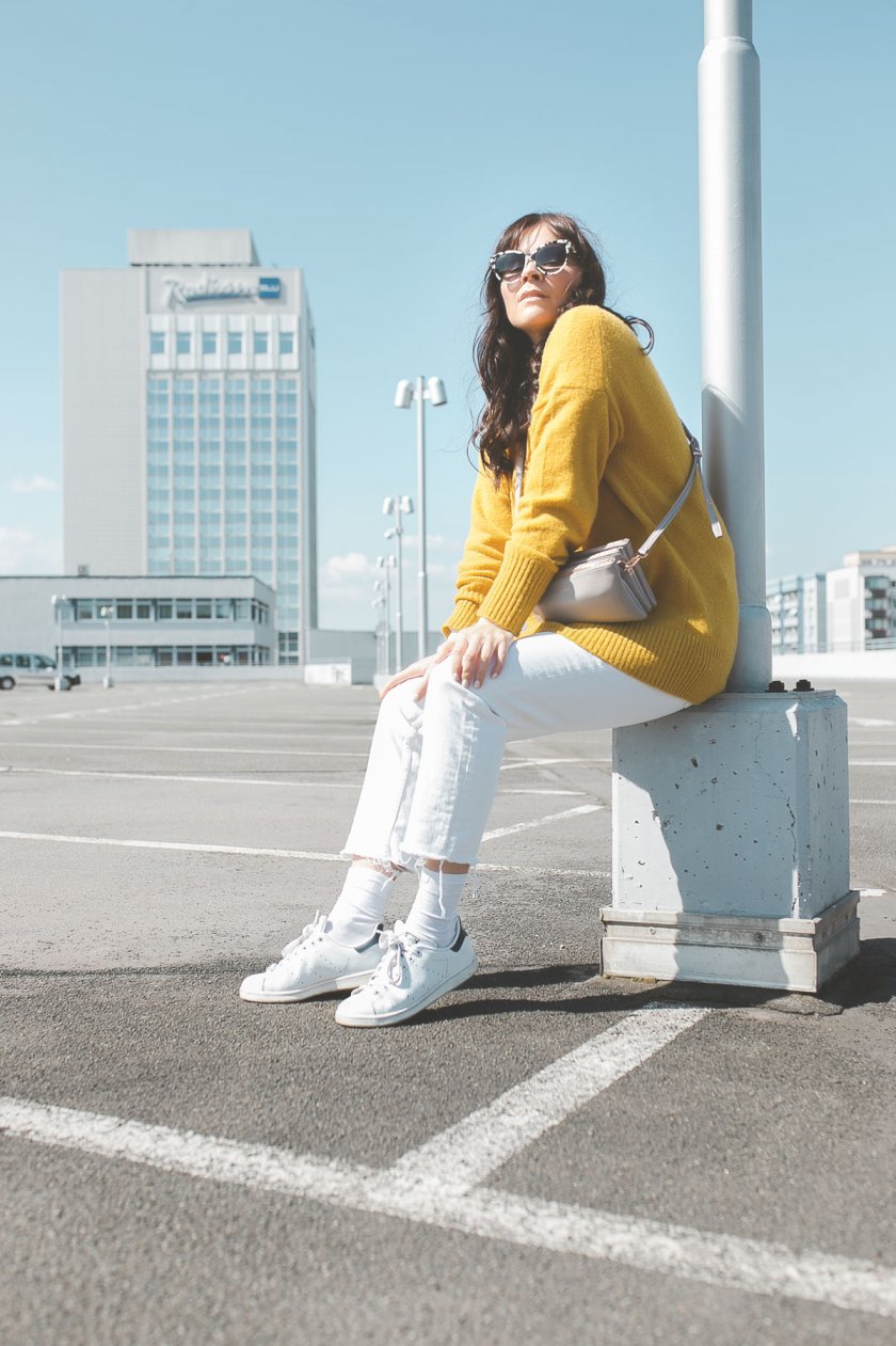 Enthält unbeauftrage Werbung, Fruehlings Outfit 2019, Fruehlingsoutfit 2019, Trendfarben für 2019, Fruhlings Outfit mit Stella McCartney Sonnenbrille, casual Frühlings Outfit, sportliches Frühlings Outfit, Trendfarben 2019, Nachhaltig kaufen, Streetstyle Outfit, casual Outfit für den Alltag, Stella Brillen, nachhaltige Brillen kaufen, alltagsoutfit, Modeblogger, www.kleidermaedchen.de , Hosen Damen Frühjahr 2019, weiße Jeans im Alltag kombinieren, #stellamccartney #fruehlingsoutfit2019 #fruehling2019 #mattandnat, Gelb im Frühling 2019 kombinieren, weiße Hose im Frühling kombinieren, High Waisted Jeans kombinieren, Adidas Stan Smith, Adidas im Frühling kombinieren, Erfurt, Leipzig, Thüringen, Sachsen, Influencer Marketing, Blogger Relations, Social Media Management, casual Frühlingslook für den Alltag, Pantone Trendfarben 2019, Weiße Jeans im Frühling 2019 kombinieren, nachhaltig kaufen, bewusst kaufen, Sneakers, Schuhtrend 2019, Mat and Nat Triplet Bag