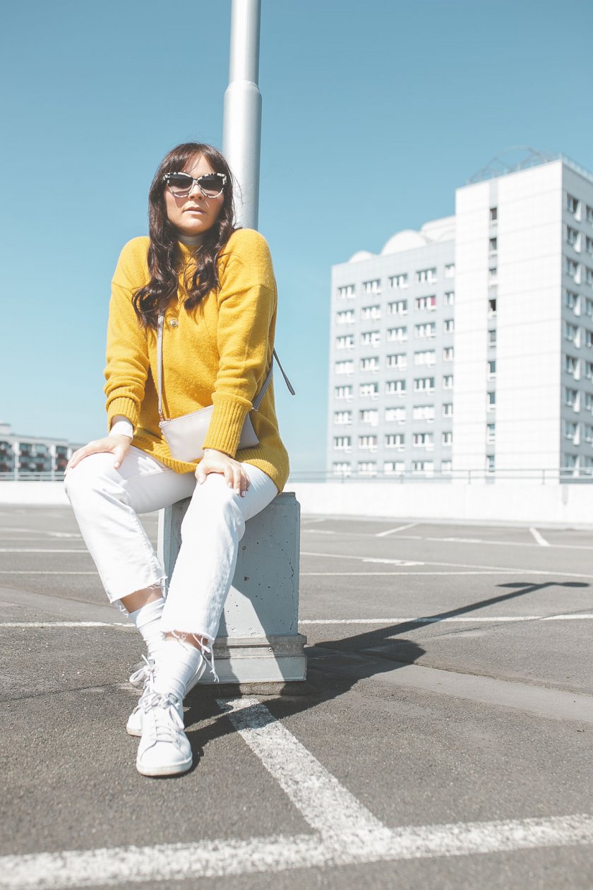 Enthält unbeauftrage Werbung, Fruehlings Outfit 2019, Fruehlingsoutfit 2019, Trendfarben für 2019, Fruhlings Outfit mit Stella McCartney Sonnenbrille, casual Frühlings Outfit, sportliches Frühlings Outfit, Trendfarben 2019, Nachhaltig kaufen, Streetstyle Outfit, casual Outfit für den Alltag, Stella Brillen, nachhaltige Brillen kaufen, alltagsoutfit, Modeblogger, www.kleidermaedchen.de , Hosen Damen Frühjahr 2019, weiße Jeans im Alltag kombinieren, #stellamccartney #fruehlingsoutfit2019 #fruehling2019 #mattandnat, Gelb im Frühling 2019 kombinieren, weiße Hose im Frühling kombinieren, High Waisted Jeans kombinieren, Adidas Stan Smith, Adidas im Frühling kombinieren, Erfurt, Leipzig, Thüringen, Sachsen, Influencer Marketing, Blogger Relations, Social Media Management, casual Frühlingslook für den Alltag, Pantone Trendfarben 2019, Weiße Jeans im Frühling 2019 kombinieren, nachhaltig kaufen, bewusst kaufen, Sneakers, Schuhtrend 2019, Mat and Nat Triplet Bag