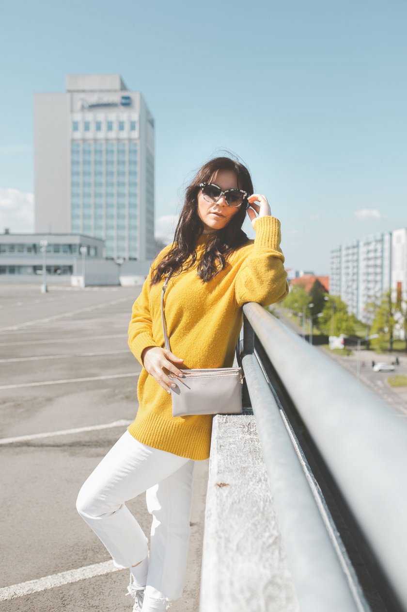 Enthält unbeauftrage Werbung, Fruehlings Outfit 2019, Fruehlingsoutfit 2019, Trendfarben für 2019, Fruhlings Outfit mit Stella McCartney Sonnenbrille, casual Frühlings Outfit, sportliches Frühlings Outfit, Trendfarben 2019, Nachhaltig kaufen, Streetstyle Outfit, casual Outfit für den Alltag, Stella Brillen, nachhaltige Brillen kaufen, alltagsoutfit, Modeblogger, www.kleidermaedchen.de , Hosen Damen Frühjahr 2019, weiße Jeans im Alltag kombinieren, #stellamccartney #fruehlingsoutfit2019 #fruehling2019 #mattandnat, Gelb im Frühling 2019 kombinieren, weiße Hose im Frühling kombinieren, High Waisted Jeans kombinieren, Adidas Stan Smith, Adidas im Frühling kombinieren, Erfurt, Leipzig, Thüringen, Sachsen, Influencer Marketing, Blogger Relations, Social Media Management, casual Frühlingslook für den Alltag, Pantone Trendfarben 2019, Weiße Jeans im Frühling 2019 kombinieren, nachhaltig kaufen, bewusst kaufen, Sneakers, Schuhtrend 2019, Mat and Nat Triplet Bag