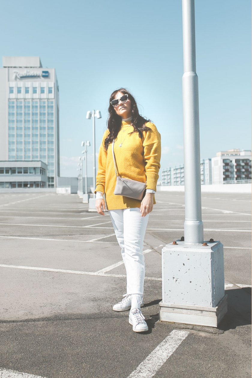 Enthält unbeauftrage Werbung, Fruehlings Outfit 2019, Fruehlingsoutfit 2019, Trendfarben für 2019, Fruhlings Outfit mit Stella McCartney Sonnenbrille, casual Frühlings Outfit, sportliches Frühlings Outfit, Trendfarben 2019, Nachhaltig kaufen, Streetstyle Outfit, casual Outfit für den Alltag, Stella Brillen, nachhaltige Brillen kaufen, alltagsoutfit, Modeblogger, www.kleidermaedchen.de , Hosen Damen Frühjahr 2019, weiße Jeans im Alltag kombinieren, #stellamccartney #fruehlingsoutfit2019 #fruehling2019 #mattandnat, Gelb im Frühling 2019 kombinieren, weiße Hose im Frühling kombinieren, High Waisted Jeans kombinieren, Adidas Stan Smith, Adidas im Frühling kombinieren, Erfurt, Leipzig, Thüringen, Sachsen, Influencer Marketing, Blogger Relations, Social Media Management, casual Frühlingslook für den Alltag, Pantone Trendfarben 2019, Weiße Jeans im Frühling 2019 kombinieren, nachhaltig kaufen, bewusst kaufen, Sneakers, Schuhtrend 2019, Mat and Nat Triplet Bag