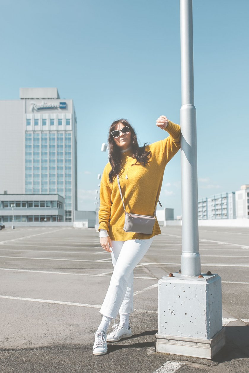 Enthält unbeauftrage Werbung, Fruehlings Outfit 2019, Fruehlingsoutfit 2019, Trendfarben für 2019, Fruhlings Outfit mit Stella McCartney Sonnenbrille, casual Frühlings Outfit, sportliches Frühlings Outfit, Trendfarben 2019, Nachhaltig kaufen, Streetstyle Outfit, casual Outfit für den Alltag, Stella Brillen, nachhaltige Brillen kaufen, alltagsoutfit, Modeblogger, www.kleidermaedchen.de , Hosen Damen Frühjahr 2019, weiße Jeans im Alltag kombinieren, #stellamccartney #fruehlingsoutfit2019 #fruehling2019 #mattandnat, Gelb im Frühling 2019 kombinieren, weiße Hose im Frühling kombinieren, High Waisted Jeans kombinieren, Adidas Stan Smith, Adidas im Frühling kombinieren, Erfurt, Leipzig, Thüringen, Sachsen, Influencer Marketing, Blogger Relations, Social Media Management, casual Frühlingslook für den Alltag, Pantone Trendfarben 2019, Weiße Jeans im Frühling 2019 kombinieren, nachhaltig kaufen, bewusst kaufen, Sneakers, Schuhtrend 2019, Mat and Nat Triplet Bag