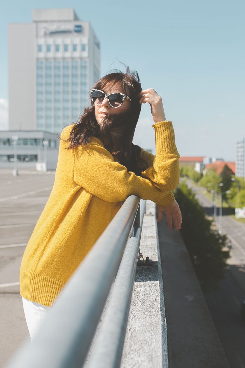 Enthält unbeauftrage Werbung, Fruehlings Outfit 2019, Fruehlingsoutfit 2019, Trendfarben für 2019, Fruhlings Outfit mit Stella McCartney Sonnenbrille, casual Frühlings Outfit, sportliches Frühlings Outfit, Trendfarben 2019, Nachhaltig kaufen, Streetstyle Outfit, casual Outfit für den Alltag, Stella Brillen, nachhaltige Brillen kaufen, alltagsoutfit, Modeblogger, www.kleidermaedchen.de , Hosen Damen Frühjahr 2019, weiße Jeans im Alltag kombinieren, #stellamccartney #fruehlingsoutfit2019 #fruehling2019 #mattandnat, Gelb im Frühling 2019 kombinieren, weiße Hose im Frühling kombinieren, High Waisted Jeans kombinieren, Adidas Stan Smith, Adidas im Frühling kombinieren, Erfurt, Leipzig, Thüringen, Sachsen, Influencer Marketing, Blogger Relations, Social Media Management, casual Frühlingslook für den Alltag, Pantone Trendfarben 2019, Weiße Jeans im Frühling 2019 kombinieren, nachhaltig kaufen, bewusst kaufen, Sneakers, Schuhtrend 2019, Mat and Nat Triplet Bag