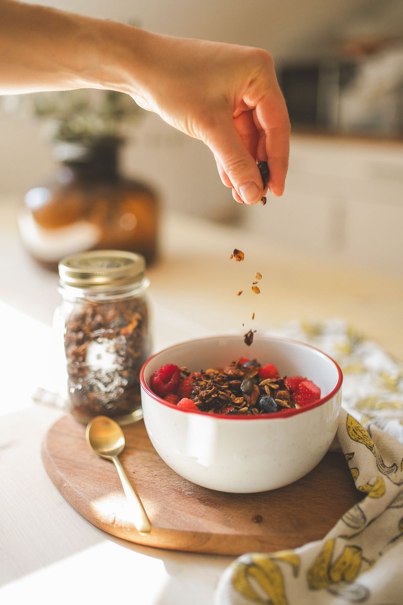 granola müsli, knuspriges Granola ohne Zucker, Granola selber machen, Granola günstig selber machen, Granola selbstgebacken, bestes granola rezept, granola vegan, granola rezept vergan, granola selber machen vegan, granola selber machen gesund, granola selber machenohne zucker, granola selber machen blog, granola selber machen backofen, kokos granola selber machen, granola rezept, granola rezept gesund, granola rezept vegan, chiapudding mit beeren und granola, Chiapudding selber machen mit Granola topping, vegane Rezepte, vegane Frühstücksrezepte, veganes Frühstücksrezept süß, Frühstücksrezept für jeden Tag, einfaches veganes Frühstück, veganes frühstück müsli, Erfurt, Leipzig, Thüringen, Sachsen, Influencer Marketing, Blogger Relations, Social Media Management, #granola #granolavegan #granolaselbermachen