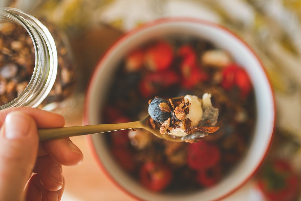 granola müsli, knuspriges Granola ohne Zucker, Granola selber machen, Granola günstig selber machen, Granola selbstgebacken, bestes granola rezept, granola vegan, granola rezept vergan, granola selber machen vegan, granola selber machen gesund, granola selber machenohne zucker, granola selber machen blog, granola selber machen backofen, kokos granola selber machen, granola rezept, granola rezept gesund, granola rezept vegan, chiapudding mit beeren und granola, Chiapudding selber machen mit Granola topping, vegane Rezepte, vegane Frühstücksrezepte, veganes Frühstücksrezept süß, Frühstücksrezept für jeden Tag, einfaches veganes Frühstück, veganes frühstück müsli, Erfurt, Leipzig, Thüringen, Sachsen, Influencer Marketing, Blogger Relations, Social Media Management, #granola #granolavegan #granolaselbermachen