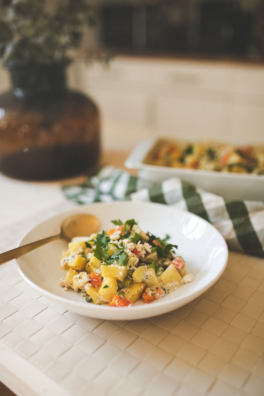 Veganer Gemüseauflauf mit Brokkoli Möhren Erbsen und Kartoffeln foodblog Jessika Weisse, Vegan essen, vegan kochen blog, vegan kochen einfach, Gemüseauflauf ohne sahne, Gemüseauflauf mit kartoffeln, Kartoffel Brokkoli Auflauf vegan, vegane Rezepte, vegane Gratinrezepte, veganer Auflauf, einfaches veganes Essen, veganes Dinner, Erfurt, Leipzig, Thüringen, Sachsen, Influencer Marketing, Blogger Relations, Social Media Management, #gemüseauflanf #vegan #veganergemüseauflauf #vegankochen